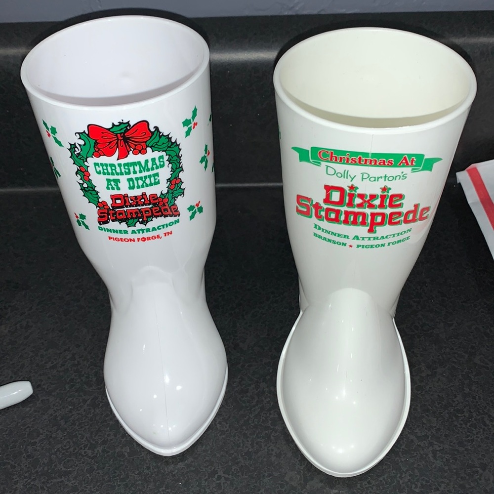 EUC set of 2 Dollywood Dixie Stampede souvenir cups